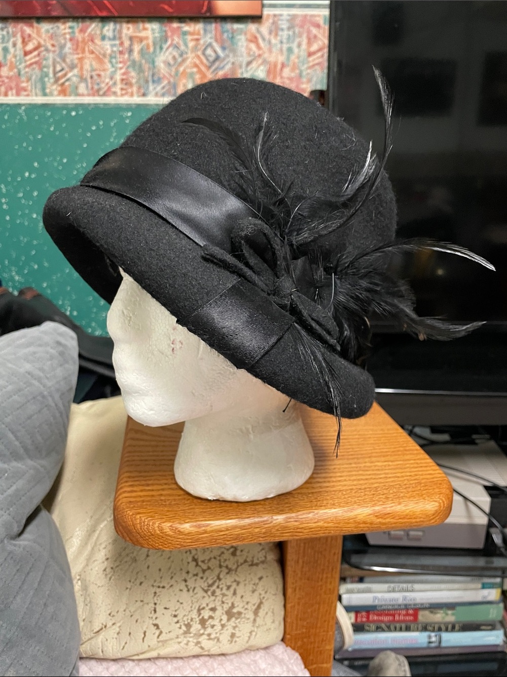 Vintage 20s feather accent 100% wool Black Felt Cloche Hat - stunning